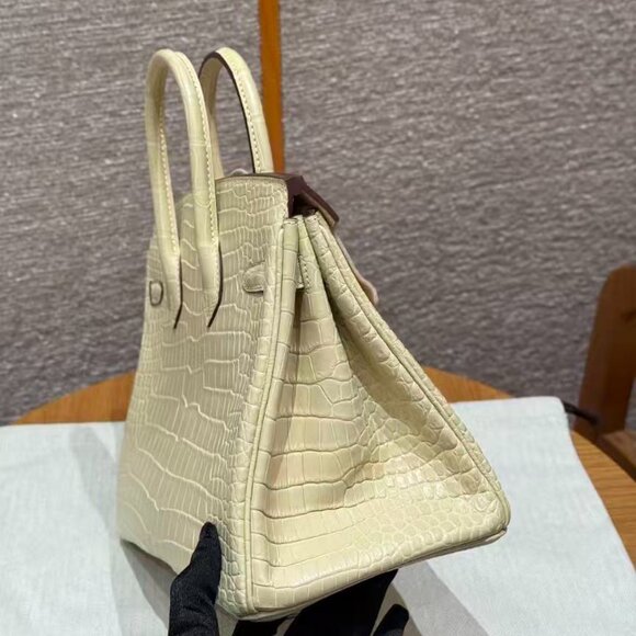 Classic Hermes Bag: A Stylish and Versatile Choice for Elegance - Picture 4 of 6